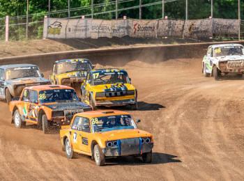 Latvijas autokrosa čempionāta un kausa posmā Pluņģē sportisti sagādā asa sižeta cienīgus skatus 