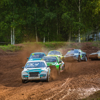 Spēcīgā konkurencē tiek noskaidroti labākie Latvijas autokrosa čempionāta otrajā posmā Pilskalnos